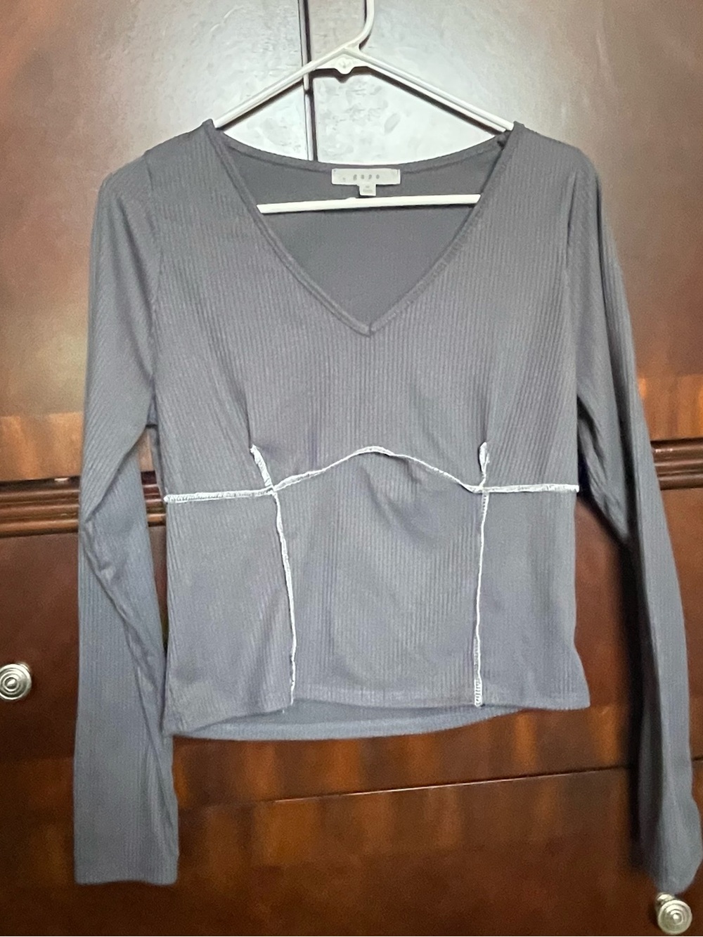gaze Ribbed Long Sleeve V-Neck Top in Gray with Contrast Seams